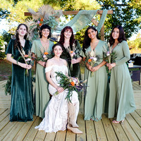 bridesmaids-sitting-sq-DSC00754